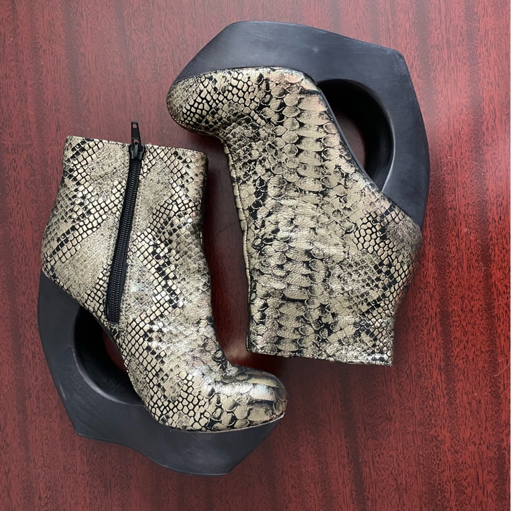 NWOT Jeffrey Campbell Rockaways Cutout Gold Snakeskin Boots Size 7 M